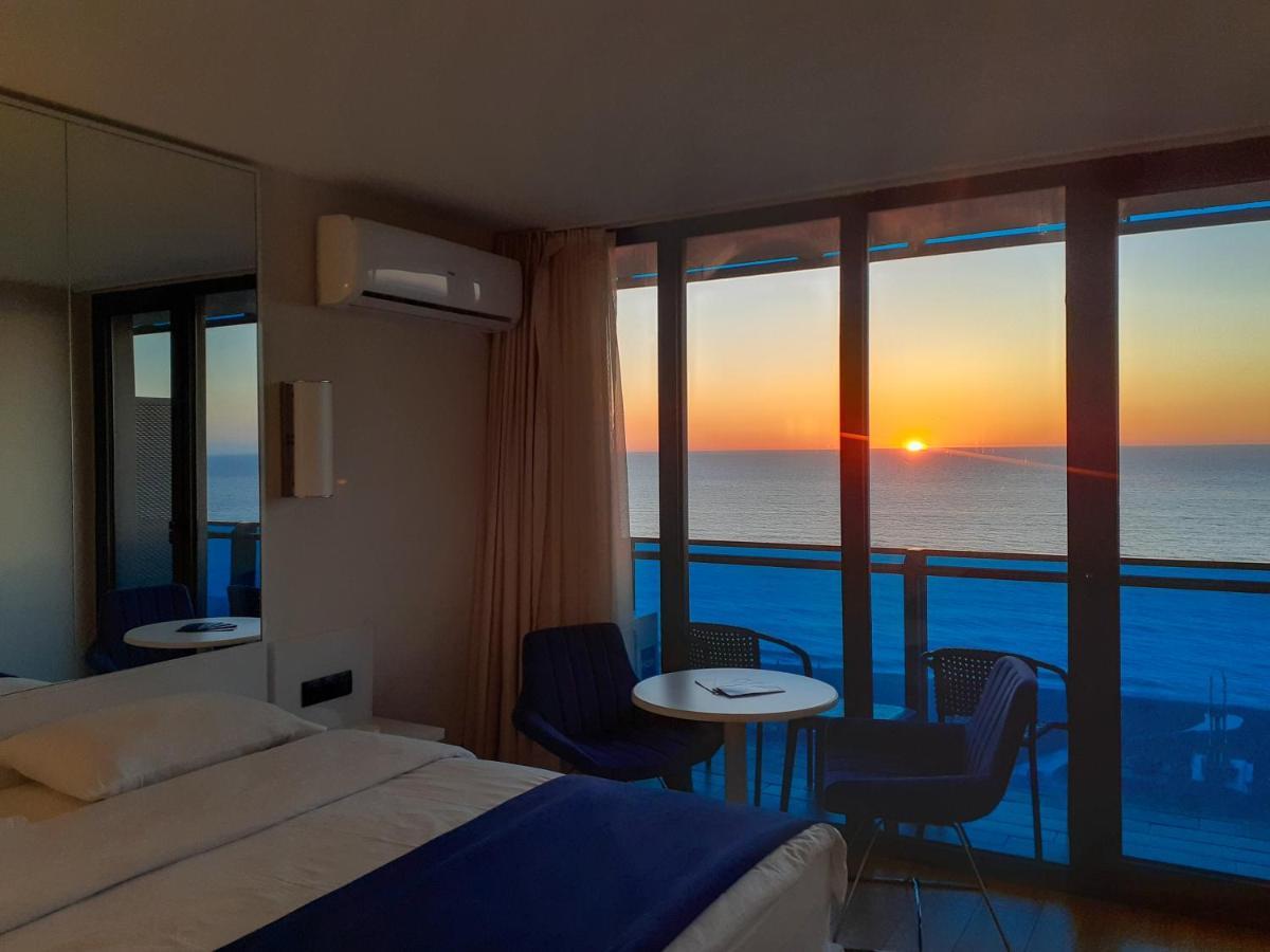 Aparthotel Only Front Sea View, No Side View, Wonderful Panorama, High Floor, Location Guarantee Batumi Esterno foto